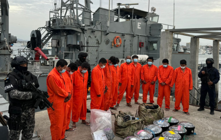 Detenidos presentados en el puerto de Manta tras operativo internacional antidrogas.