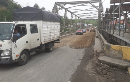 El puente sobre el río Viche muestra visibles signos de deterioro; la comunidad exige soluciones definitivas.