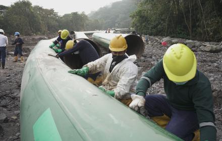 Trabajadores gestionan la rehabilitación de tubería petrolera