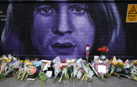 OZZY OSBOURNE. OFRENDAS DEJADAS POR SUS FANS EN EL MURO DE BLACK SABBATH, EN BIRMINGHAM, REINO UNIDO