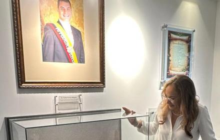 Pierina Correa asistió con su madre al reconocimiento que hizo la UESS al expresidente Rafael Correa, a quien incluyó en su museo de expresidentes.