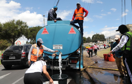 Moradores se abastecían de agua potable en los puntos de distribución alternativos.