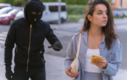 primer-plano-del-hombre-preparandose-para-robar-la-mujer-joven
