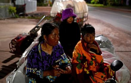 gente huye de sus hogares entre Camboya y Tailandia