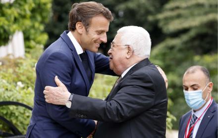 El presidente francés, Emmanuel Macron (izq.), da la bienvenida al presidente palestino Mahmoud Abbas antes de una reunión en el Palacio Presidencial del Elíseo en París el 20 de julio de 2022.