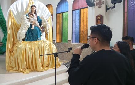 CORO DE LA IGLESIA CANTA A LA VIRGEN