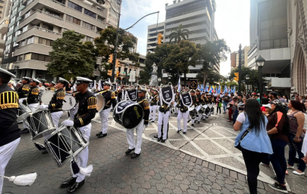 Guayaquil celebra con desfiles y eventos. La sesión reúne a cientos de ciudadanos.