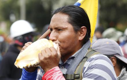 Fotografía de archivo de un indígena ecuatoriano al protestar en los alrededores de la Casa de las Culturas, en Quito (Ecuador).