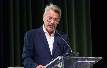 El exministro de Educación y escritor, Raúl Vallejo, opinó sobre la fusión de carteras de Estado y subsecretarías.