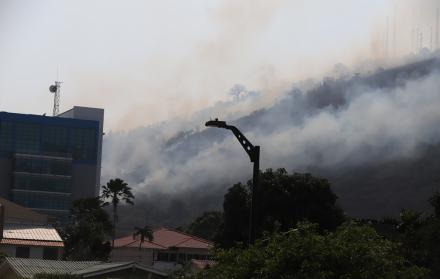 Incendio en cerro Azul