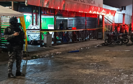 Policía Nacional resguarda la escena tras masacre en distribuidora de licores en El Empalme.
