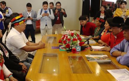 Marlon Vargas recibió de manos de Leonidas Iza, la transición administrativa del mando de la Conaie.
