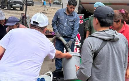 Mientras duró el corte de agua, algunos vecinos compartieron el líquido con los afectados. El Municipio dice que analiza compensaciones.