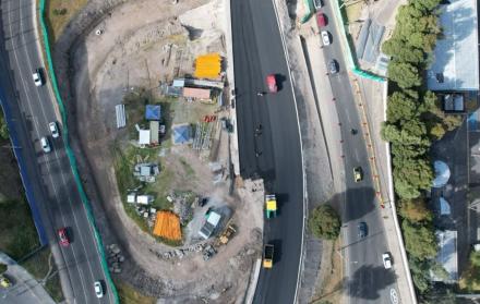 Un contraflujo se construyó sobre la av. Mariscal Sucre (Occidental), como parte de los trabajos del nuevo intercambiador en la av. Mariana de Jesús.