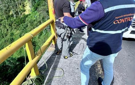 El hombre sancionado tenía cuerdas y un arnés. Estaba al lado de las barandas de seguridad del puente de la av. González Suárez, norte de Quito.