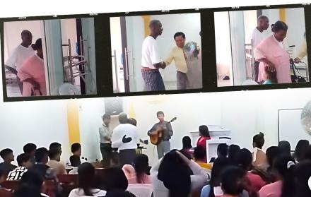 Moisés Caicedo con su madrecita Liliana en la iglesia.