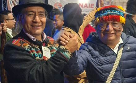 El exprefecto Salvador Quishpe con el nuevo presidente de la Conaie, Marlon Vargas.