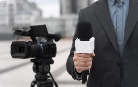 periodismo periodista reportero cámara micrófono Freepik