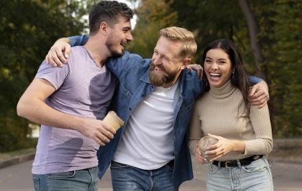 amigos-riendo-y-divirtiendose