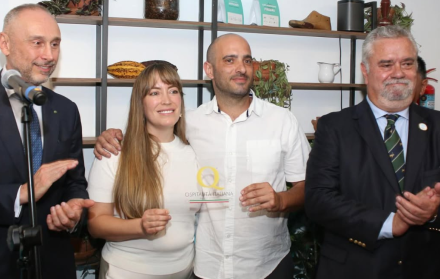 Propietarios de la heladería Delizium recibieron el reconocimiento de la embajada de Italia.
