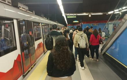 Más de 20 personas tuvieron que esperar en El Ejido para lograr abordar el Metro de Quito y trasladarse hacia el norte de la capital.