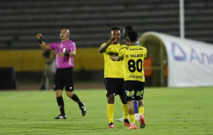 Darío Villacís del Miguel Iturralde festejando el gol ante Emelec en Copa Ecuador.