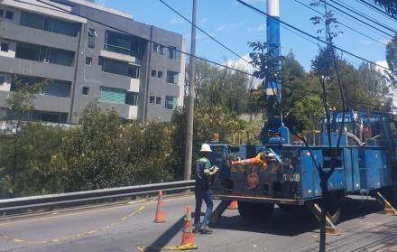 La Empresa Eléctrica dijo que su personal se trasladó a las zonas del norte y valles para revisar los fallos que causaban los cortes de luz en Quito.