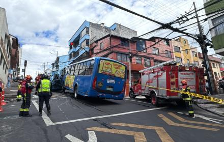 Un vehículo de la Empresa Eléctrica Quito y un bus se chocaron, cuando circulaban por el sector Itchimbía, centro de Quito.