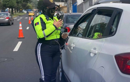 Foto representantiva del trabajo de los agentes civiles de tránsito en Quito.