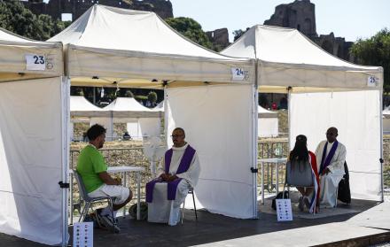 Jóvenes se confiesan en Roma, Italia