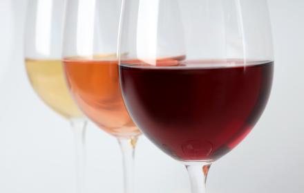 copas-con-diferentes-tipos-de-vino-sobre-un-fondo-gris