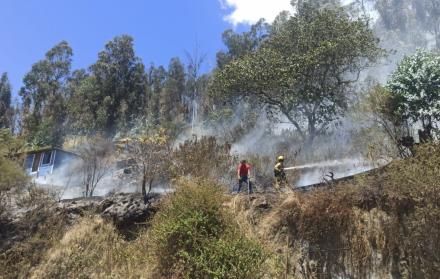 Una persona trató de quemar desechos y causó un incendio forestal en Guangopolo, valle de Los Chillos.