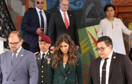 Visita. La secretaria de Seguridad, Kristi Noem (centro), y el ministro John Reimberg, en Carondelet.