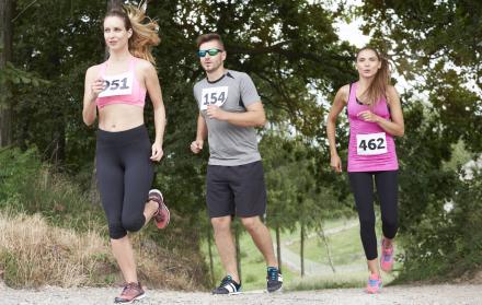 jovenes-amigos-corriendo-durante-una-maraton