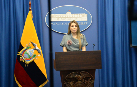 Desde Carondelet, Carolina Jaramillo defiende la Ley de Fundaciones como una herramienta contra el lavado de dinero.