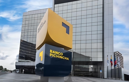 La fachada de uno de los edificios del Banco Pichincha.
