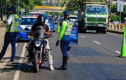 agentes ATM operativo tránsito movilidad avenida Barcelona Guayaquil 2025 ARCHIVO