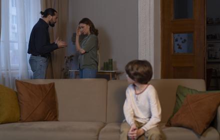 violencia intrafamiliar niño familia hogar discusión FREEPIK