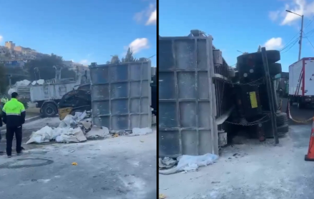 Una persona resultó herida, luego de que una volqueta se viró en la av. Simón Bolívar y Pérez Bustamante, suroriente de Quito.
