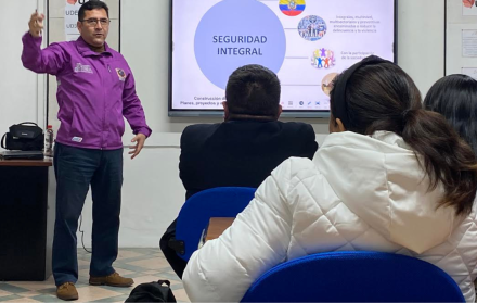 El intendente de Policía de Pichincha, Alex Manzano, en una charla con la comunidad, en la Universidad UDET, en el norte de Quito.