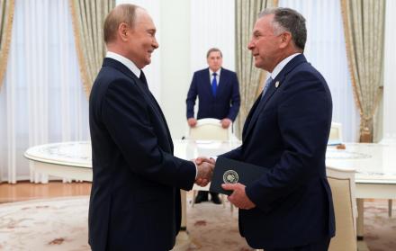 Vladímir Putin (izq.) y Steve Witkoff