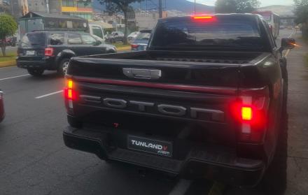 Según la AMT, el conductor de la camioneta circulaba con las placas de vehículo ocultas sobre la autopista Rumiñahui.