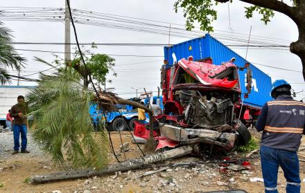 Accidente tráiler vía a Daule