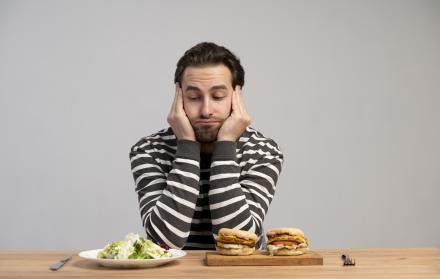 persona-con-trastorno-alimentario-tratando-de-comer-sano