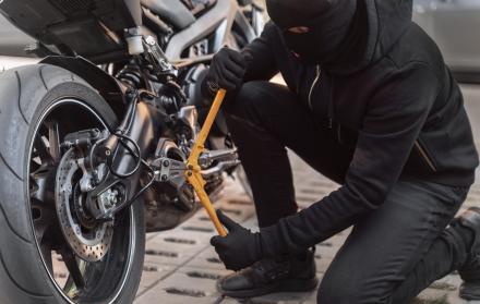 primer-plano-del-hombre-preparandose-para-robar-una-motocicleta (1)