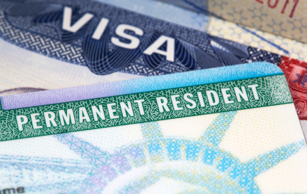 USCIS endurece requisitos para la green card por matrimonio y familia en 2025.