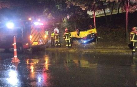 El conductor de un taxi resultó herido en Zámbiza, luego de que su auto cayó desde el puente de la avenida Las Palmeras.