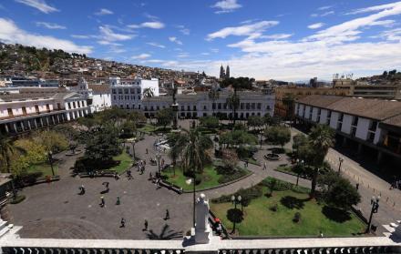 Una vista panorámica de la Plaza Grande, en el Centro Histórico de Quito.