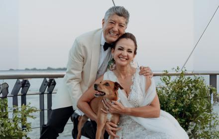 Marcela Aguiñaga y Marcelo Guim junto a su mascota Patria.