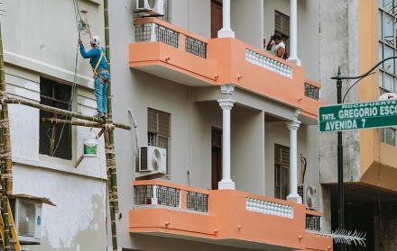 Pintura de fachadas en el centro de Guayaquil